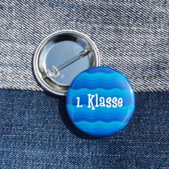 Ansteckbutton 1.Klasse/ blaue Wellen auf Jeans mit Rückseite